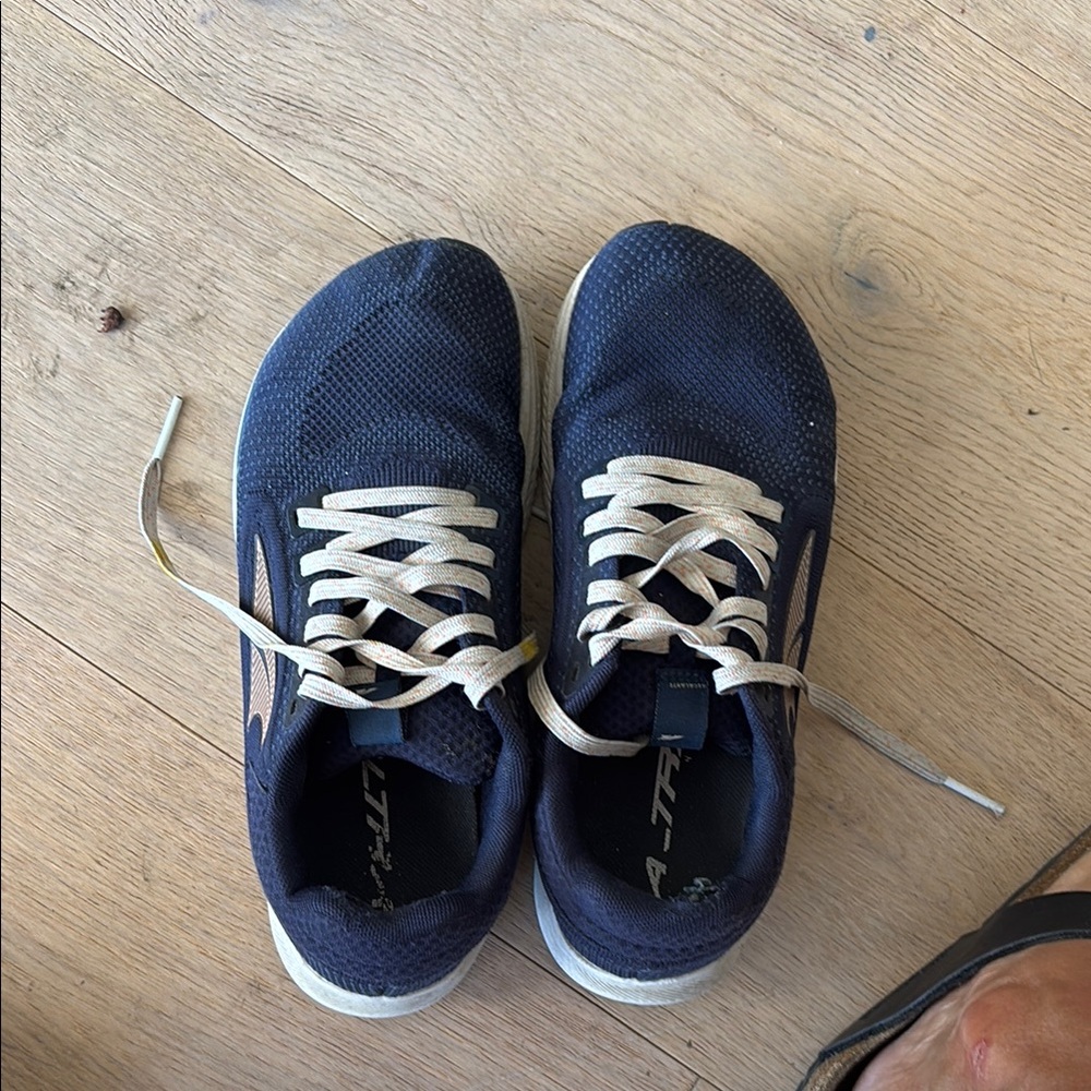 Women’s Altar running shoes escalate 7.5